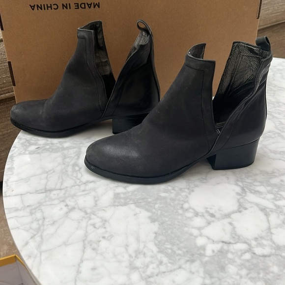 Jeffrey Campbell Vintage. Oriley. Black Leather Bootie. 7M - Picture 4 of 8